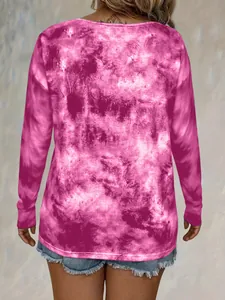 Rückansicht eines lässigen Langarm-T-Shirts mit leuchtend pinkem Batikmuster-Detail