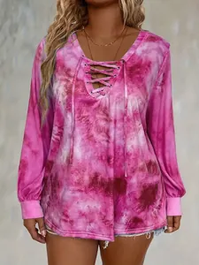 Vorderansicht eines rosa Batik-Langarmshirts mit elegantem Schnürdetail am V-Ausschnitt.