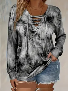 Detailaufnahme des grauen Batik-Langarmshirts mit geschnürtem Ausschnitt und Ösen