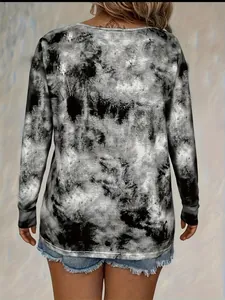 Rückansicht eines lässigen Damen Batik-Langarm-T-Shirts in klassischem Schwarz und Weiß