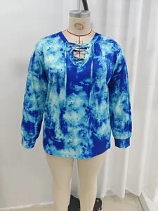 Detailansicht eines Plus Size Langarm-T-Shirts mit Batikmuster und Schnürung am V-Ausschnitt