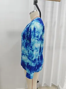Detaillierte Seitenansicht eines lässigen Langarm-T-Shirts in Übergröße mit blauem Batikdruck.