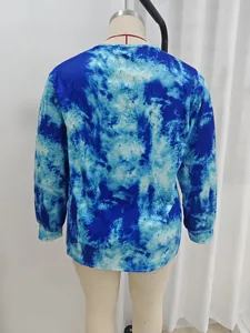 Rückansicht eines blauen Batik-Langarm-T-Shirts in Übergröße auf einer Schaufensterpuppe