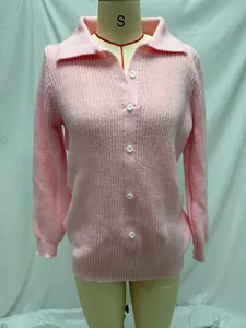 Detailweergave van roze gebreide polo trui met geribbelde textuur en knopen