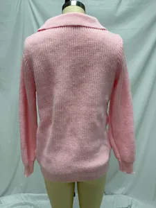 Gedetailleerd achteraanzicht van een roze gebreid vest met revers en textuur