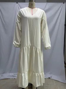 Detalle frontal de un vestido largo color crema con cuello en V y manga larga en un maniquí.