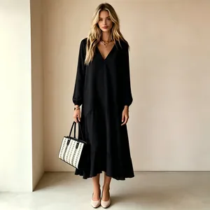 Vista detallada de un elegante vestido largo negro con cuello en V y manga larga