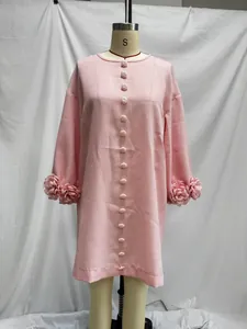 Elegantes rosa Kleid im französischen Stil mit 3D-Blumenärmeln und Perlenknöpfen