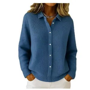 Detailopname van een blauw wafelgebreid vest met reverskraag voor damesmode nu
