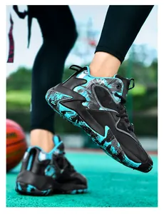 Dettaglio di scarpe da basket mid-top da uomo con suole spesse e impugnature antiscivolo