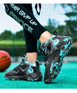 Scarpe da basket mid-top con design camouflage ciano mostrate in azione sul campo