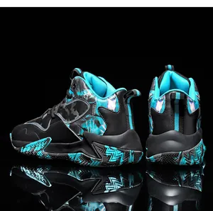 Vista dei dettagli delle scarpe da basket alte che mostra il design posteriore anime