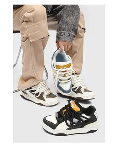 Detailweergave van stijlvolle retro chunky sneakers in diverse kleuren met dikke veters