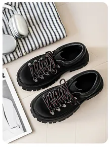 Gedetailleerd bovenaanzicht van zwarte platform Derby-schoenen met dikke zolen en lifestyle