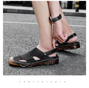 Detalle de sandalias de cuero negro transpirable para hombre con puntera cerrada