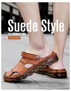 Detalle de sandalias de cuero marrón cosidas a mano con diseño hueco transpirable