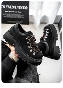 Close-up van zwarte platform derby schoenen met dikke profielzool en oogjes