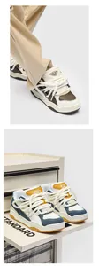 Gedetailleerd overzicht van retro chunky sneakers in blauw en bruin moderne collegestijl