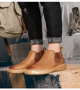 Detail van bruine Chelsea boots voor heren met elastische zijpanelen en rubberen zool