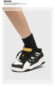 Zijaanzicht detail van retro zwart-witte chunky sneakers met dikke touwveters