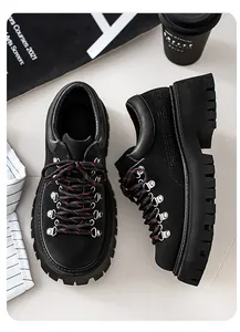 Zwarte retro platform Derby schoenen met dikke profielzool en veters in wandelstijl