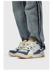 Detailopname van retro denim sneakers met dikke crèmekleurige veters