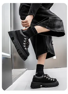 Detailopname van zwarte chunky herenplateauschoenen met profielzool en veters