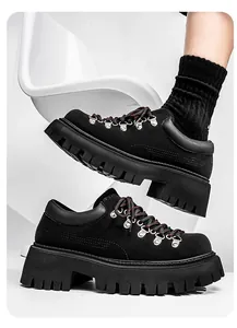 Detail van zwarte platform Derby-schoenen met grove zolen en metalen veterhaken.