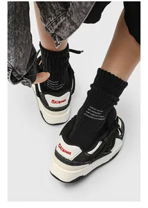Gedetailleerde close-up van de hiel van stijlvolle zwart-witte retro chunky sneakers
