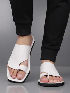 Sandales à boucle d'orteil blanches pour hommes avec semelles noires, idéales pour la plage