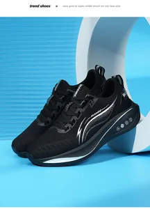 Scarpe da corsa da uomo nere ammortizzate mostrate in primo piano su sfondo blu