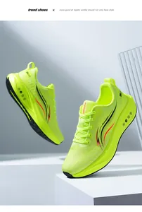 Dettaglio scarpe da corsa uomo giallo neon con suola morbida e reattiva per sport e tempo libero.