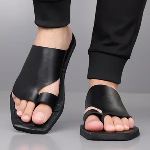 Sandales d'été en cuir noir à boucle d'orteil pour hommes, idéales pour la plage et le style