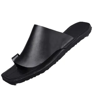 Sandales d'été en cuir noir pour hommes avec boucle d'orteil pour la plage et les loisirs.