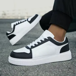 Κοντινό πλάνο ασπρόμαυρων δερμάτινων sneakers με χοντρές σόλες με ραβδώσεις