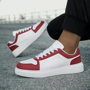 Κομψά κόκκινα και λευκά δερμάτινα sneakers με χοντρές λευκές σόλες για άνδρες και γυναίκες