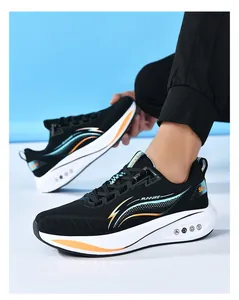 Vista dettagliata delle scarpe da corsa da uomo in mesh taglie forti con suola morbida.