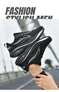 Dettaglio ravvicinato di scarpe da corsa nere da uomo con suole morbide ed elastiche per sport
