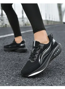 Dettaglio scarpe da corsa nere da uomo con suola ammortizzata e mesh traspirante