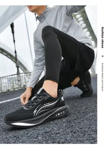 Scarpe da corsa da uomo con suole rimbalzanti in un moderno contesto urbano all'aperto