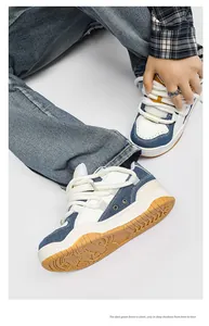 Detailweergave van retro denim patchwork sneakers met dikke witte veters in een studio