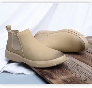 Gedetailleerd zijaanzicht van stijlvolle kaki Chelsea boots voor heren