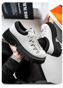 Detailopname van retro wit-zwarte platform Derby-schoenen met dikke profielzolen