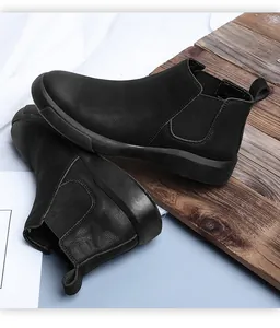 Detailweergave van zwarte Chelsea boots voor heren met generfd leer en elastisch paneel
