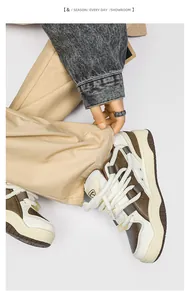 Detailopname van retro chunky sneakers in collegestijl met dikke wit geweven veters.
