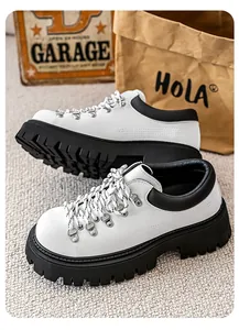 Stijlvolle retro heren derby schoenen van wit leer met een dikke zwarte platformzool