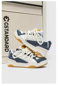 Detailopname van preppy vintage denim sneakers in blauw en wit, stijlvol design