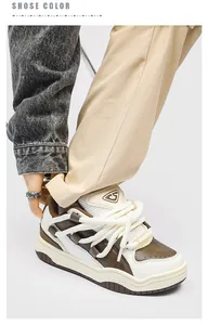 Gedetailleerde close-up van retro bruine en witte chunky sneakers met dikke veters
