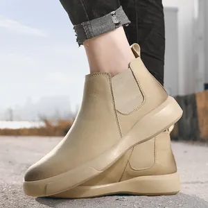 Khaki lederen Chelsea boots voor heren met elastische zijpanelen en dikke rubberen zool.