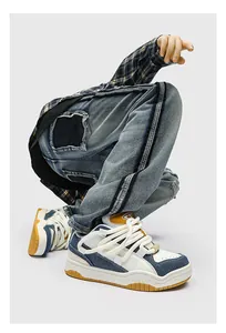 Gedetailleerde close-up van retro chunky skateschoenen met denim patches en dikke veters